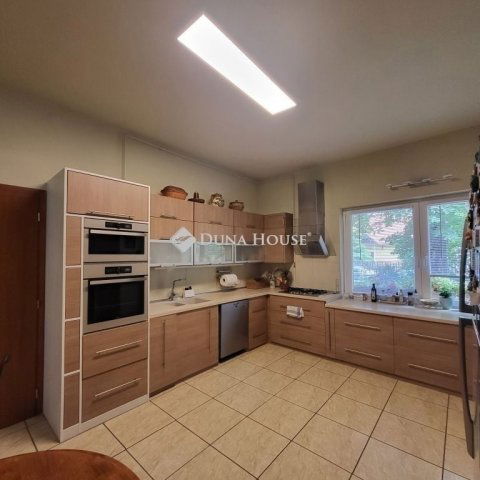 Eladó családi ház, Szegeden 210 M Ft, 6 szobás