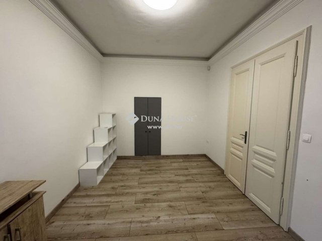 Eladó téglalakás, Pécsett 120 M Ft, 4 szobás