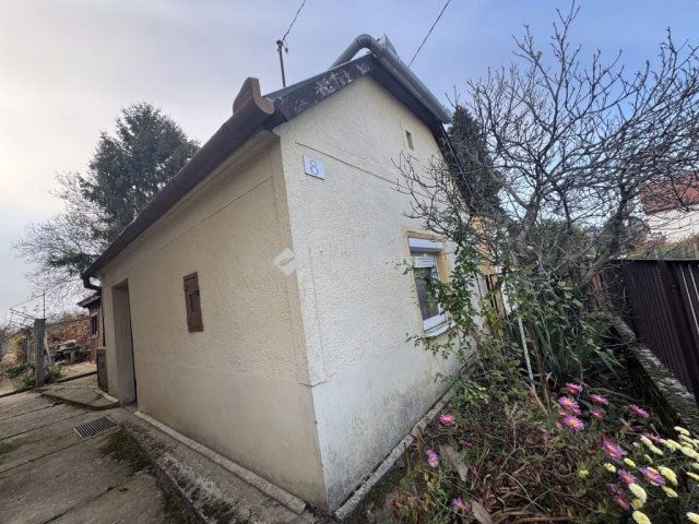 Eladó családi ház, Pécsett 12.9 M Ft, 1 szobás