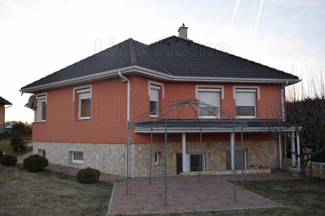 Eladó családi ház, Bakonyszentlászlón 117 M Ft, 8 szobás