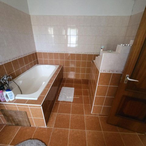 Eladó családi ház, Mikepércsen 87 M Ft, 6+1 szobás