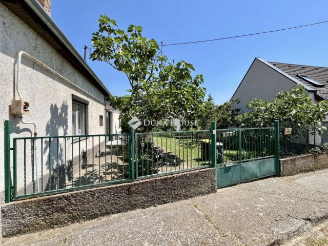 Eladó családi ház, Pakson 41.9 M Ft, 4 szobás