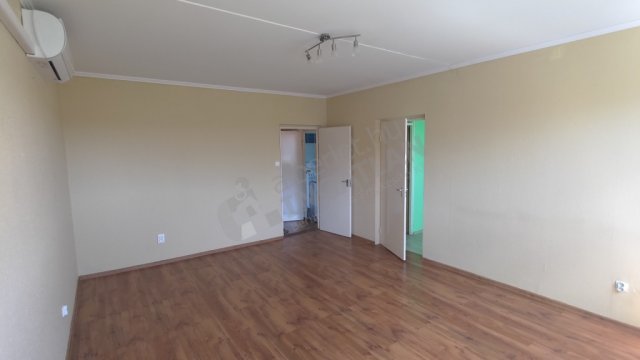 Kiadó panellakás, albérlet, XV. kerületben, Mézeskalács téren