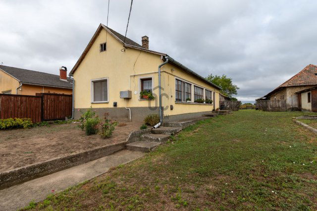 Eladó családi ház, Tácon 42.9 M Ft, 2 szobás