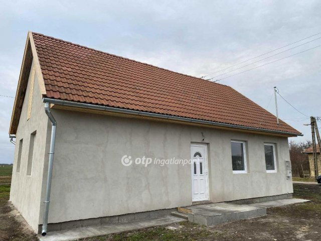 Eladó családi ház, Újszászon 23.5 M Ft, 1+2 szobás