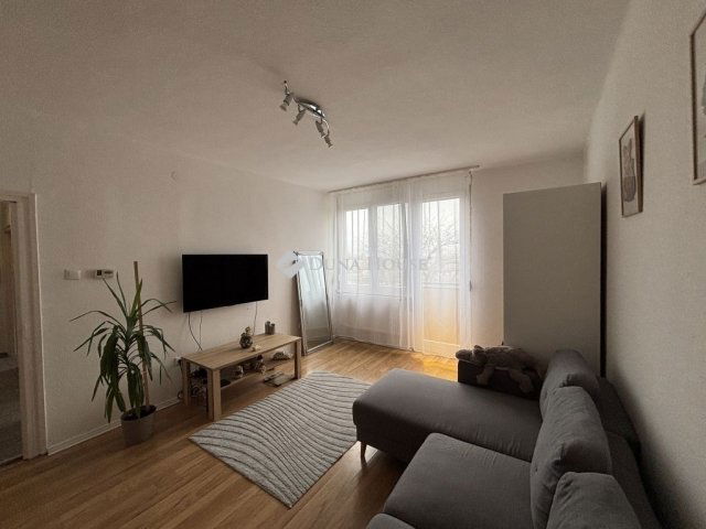 Eladó panellakás, Esztergomban 32.9 M Ft, 2 szobás