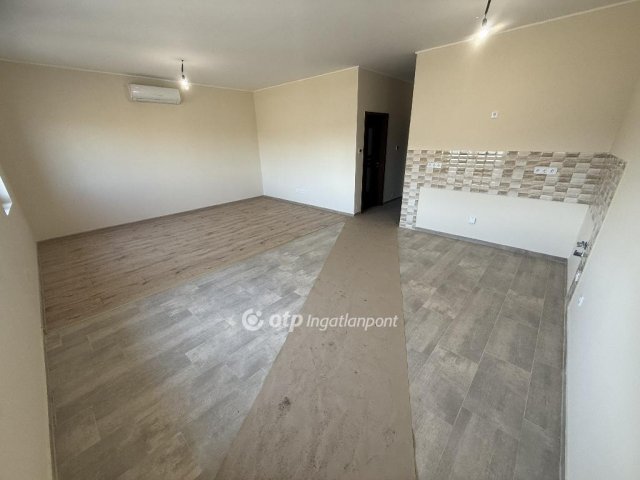 Eladó sorház, Tiszakécskén 46.9 M Ft, 1 szobás