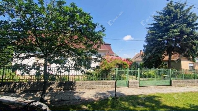 Eladó családi ház, Komáromban 68 M Ft, 3 szobás