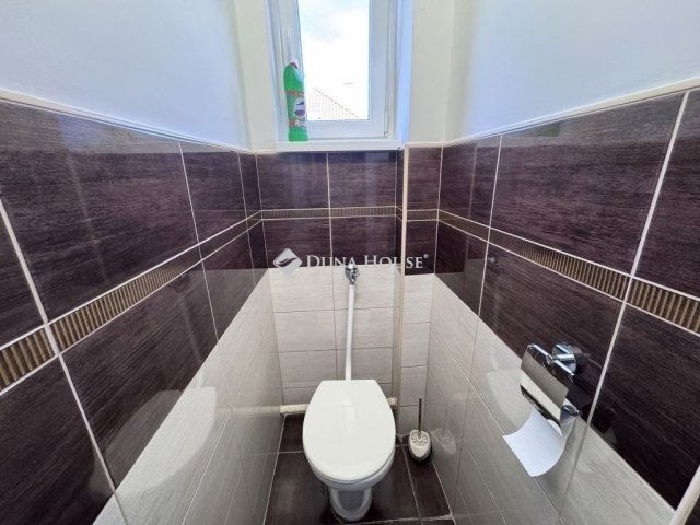 Eladó családi ház, Pécsett 84.99 M Ft, 4 szobás