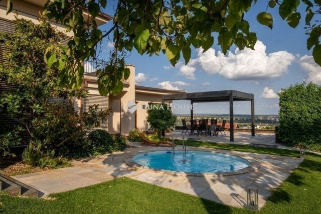 Eladó családi ház, Pécsett 460 M Ft, 8 szobás