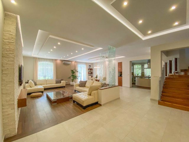 Eladó családi ház, Gödön 299 M Ft, 7 szobás