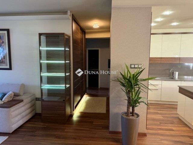 Eladó téglalakás, Kecskeméten 89.99 M Ft, 4 szobás