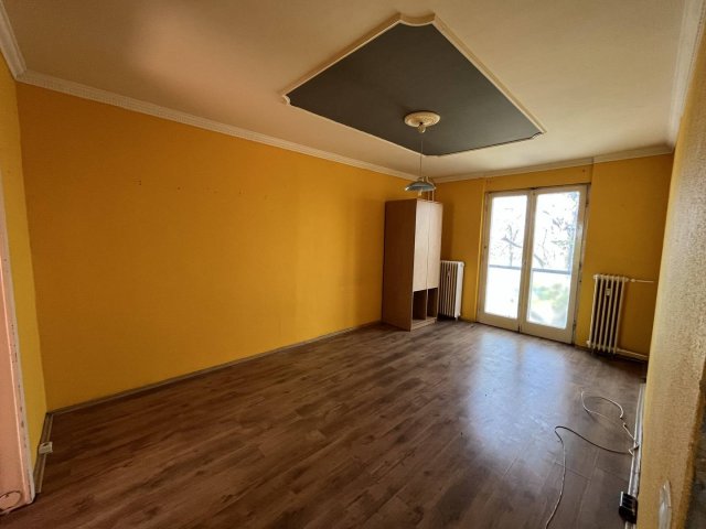 Eladó panellakás, Dunaújvárosban, István utcában 33.9 M Ft