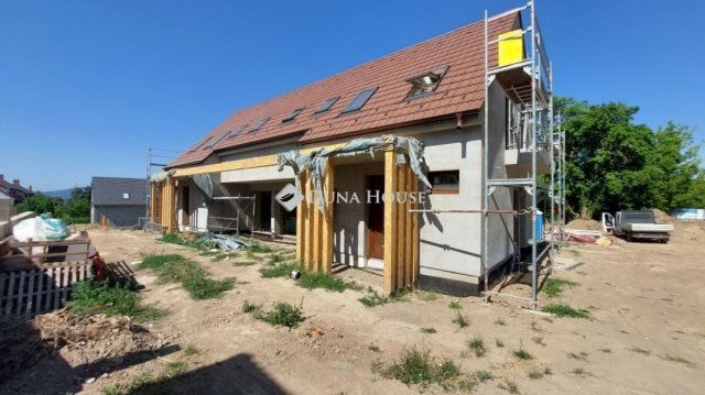 Eladó ikerház, Vácon 119.8 M Ft, 4 szobás / költözzbe.hu