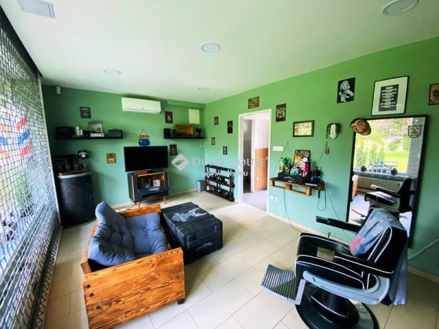 Eladó üzlethelyiség, Tápiószecsőn 176 M Ft