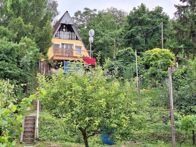 Eladó nyaraló, Neszmélyen 25 M Ft, 3 szobás