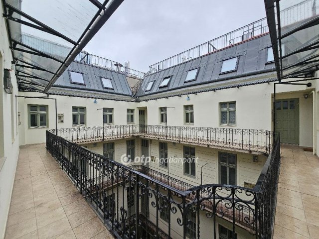 Eladó téglalakás, Budapesten, VI. kerületben 450 M Ft, 2 szobás