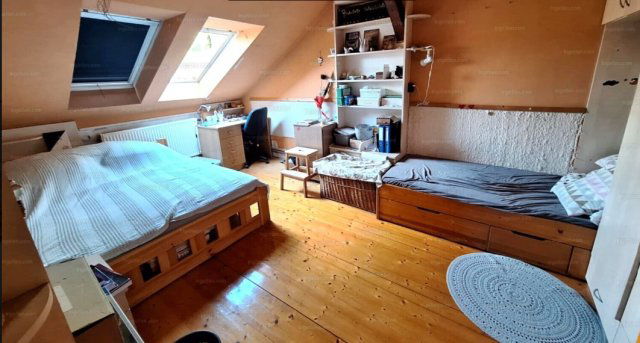 Eladó családi ház, Tatán 139.9 M Ft, 10 szobás