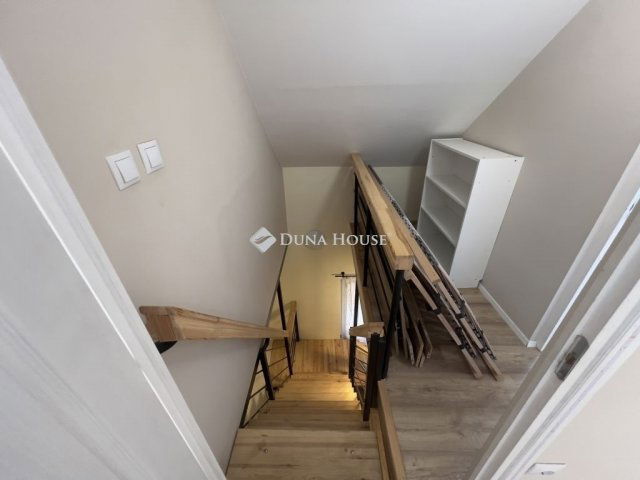 Eladó ikerház, Budapesten, III. kerületben 209.9 M Ft, 9 szobás