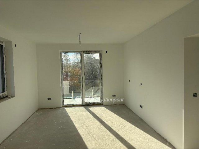 Eladó téglalakás, Balatonakarattyán 136.9 M Ft, 4 szobás