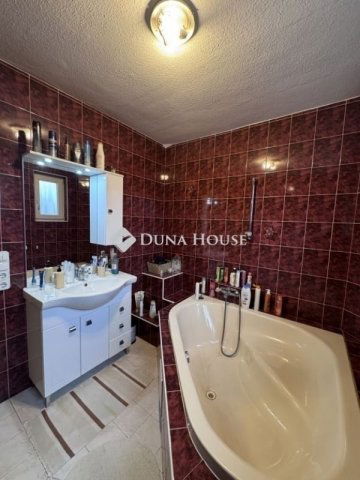 Eladó családi ház, Vecsésen 159 M Ft, 5 szobás