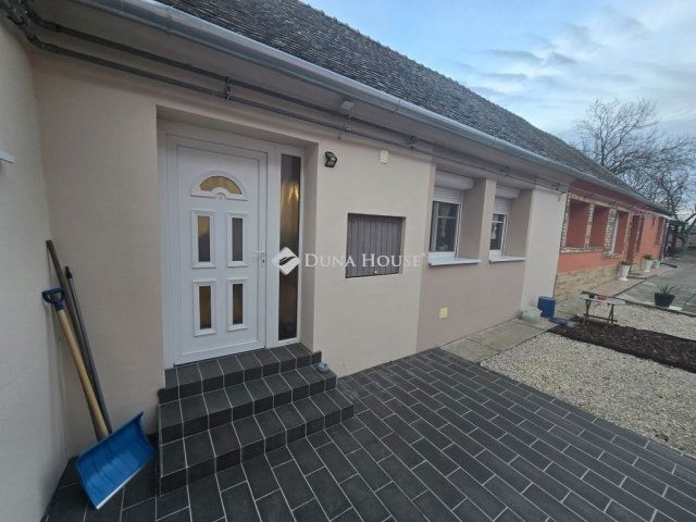 Eladó téglalakás, Baján 43 M Ft, 3 szobás