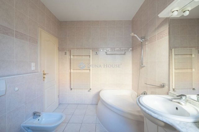 Eladó családi ház, Budaörsön 420 M Ft, 10 szobás