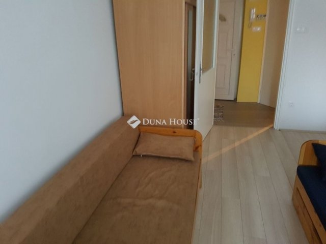 Kiadó téglalakás, albérlet, Pécsett 180 E Ft / hó, 2 szobás