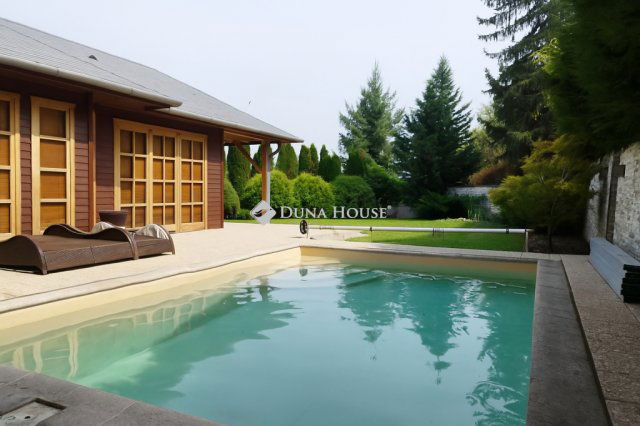 Eladó családi ház, Gombán 174.9 M Ft, 7 szobás