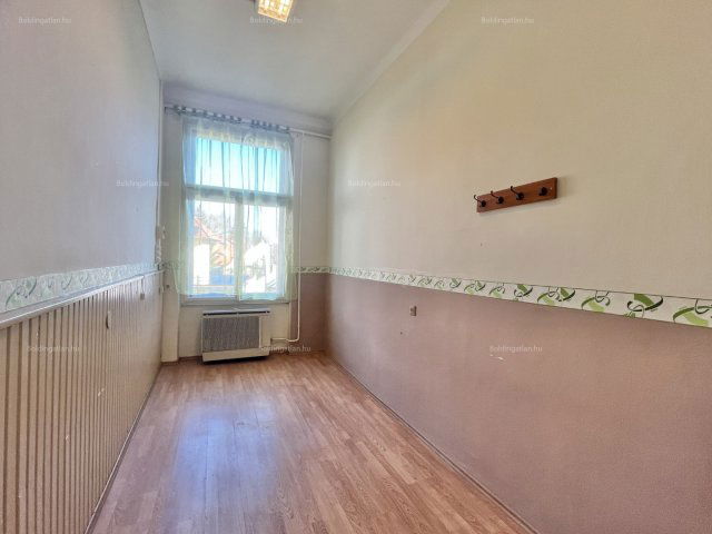 Kiadó iroda, Kaposváron, Fő utcában 27 E Ft / hó, 1 szobás