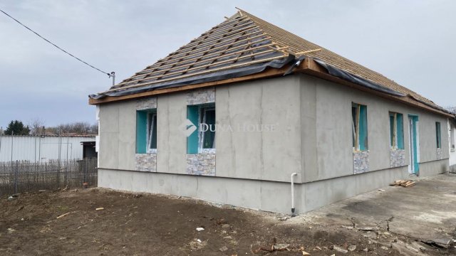 Eladó ikerház, Tápióbicskén 49.5 M Ft, 4 szobás