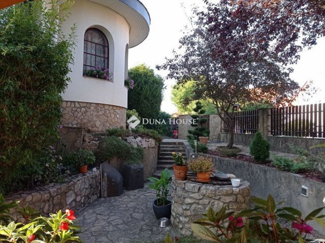 Eladó családi ház, Veszprémben 320 M Ft, 7 szobás