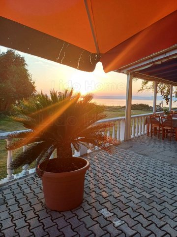 Eladó üzlethelyiség, Balatonföldváron 160 M Ft, 1 szobás