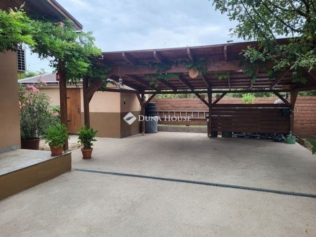 Eladó családi ház, Vecsésen 88 M Ft, 5 szobás