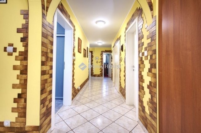 Eladó családi ház, Piliscsabán 164.9 M Ft, 7 szobás