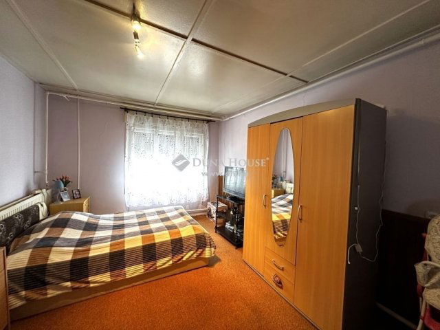 Eladó családi ház, Pincehelyen 18 M Ft, 5 szobás