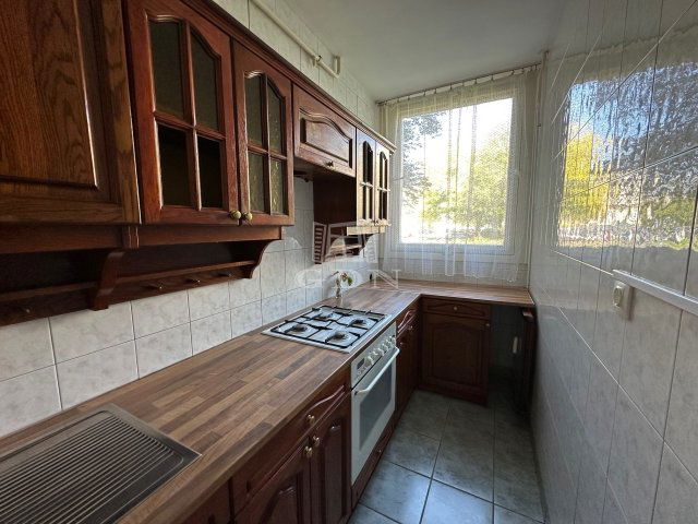 Eladó panellakás, Vácon 69.99 M Ft, 3 szobás