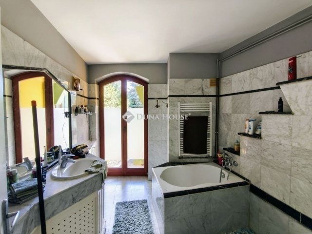 Eladó családi ház, Pécsett 120 M Ft, 6 szobás