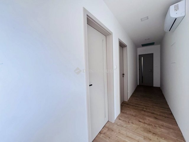 Eladó családi ház, Pécsett 99.9 M Ft, 4 szobás
