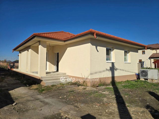 Eladó családi ház, Pápán 99.9 M Ft, 4 szobás