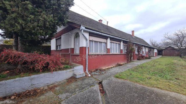Eladó családi ház, Dunaújvárosban, Petőfi Sándor utcában