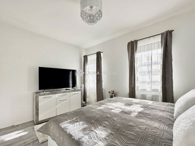 Eladó családi ház, Pécsett 115 M Ft, 4 szobás