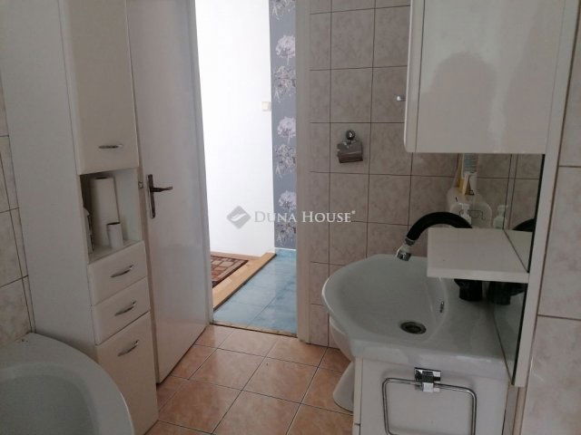 Eladó téglalakás, Komlón 16.9 M Ft, 2 szobás