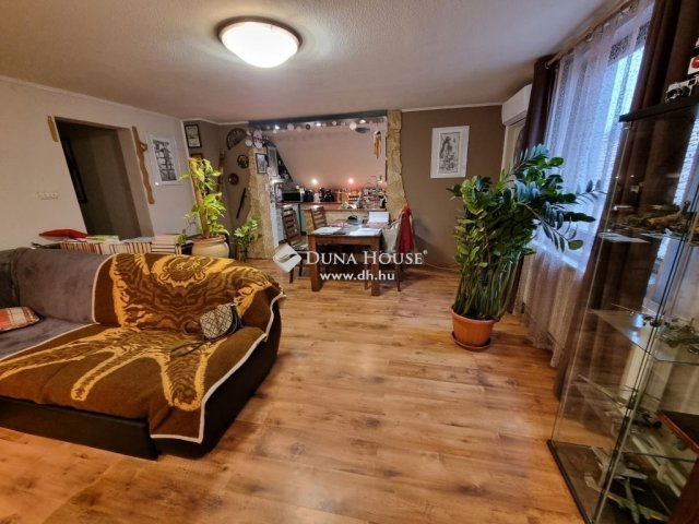 Eladó családi ház, Szigetszentmártonban 84.9 M Ft, 6 szobás