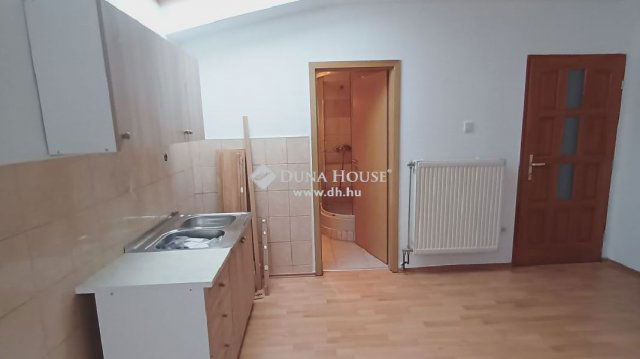 Eladó téglalakás, Veszprémben 119.9 M Ft, 4 szobás