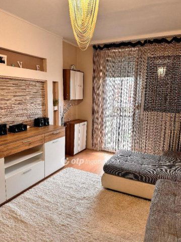 Eladó panellakás, Szolnokon 38.99 M Ft, 1+2 szobás