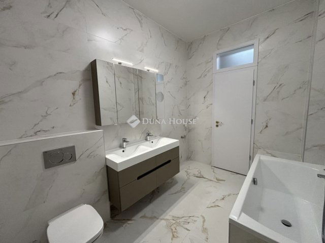 Eladó téglalakás, Kecskeméten 99 M Ft, 2 szobás