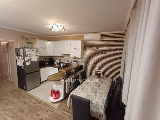 Eladó panellakás, Nyíregyházán 49.9 M Ft, 3 szobás