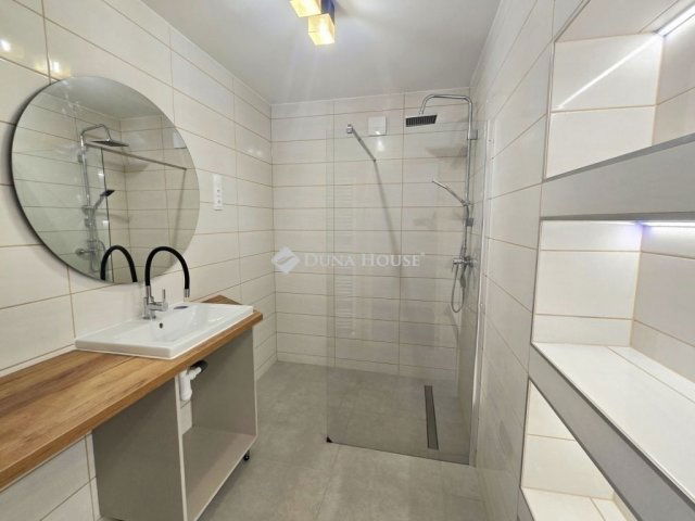 Eladó téglalakás, Pécsett 67.9 M Ft, 3 szobás