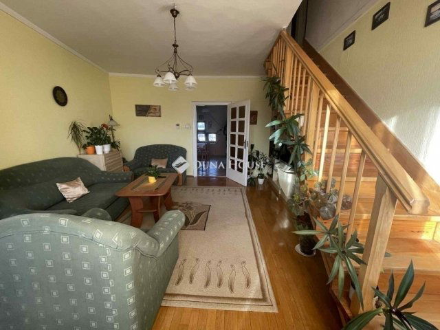 Eladó téglalakás, Veszprémben 82.9 M Ft, 5 szobás